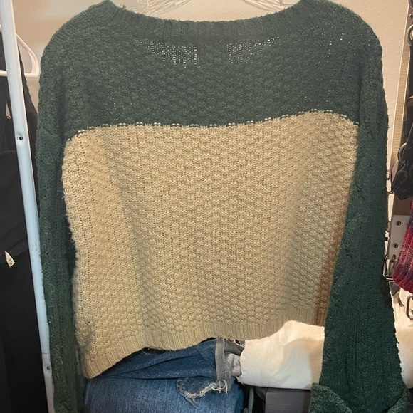🔥3/$25🔥 Cropped bell sleeve sweater - Picture 3 of 4